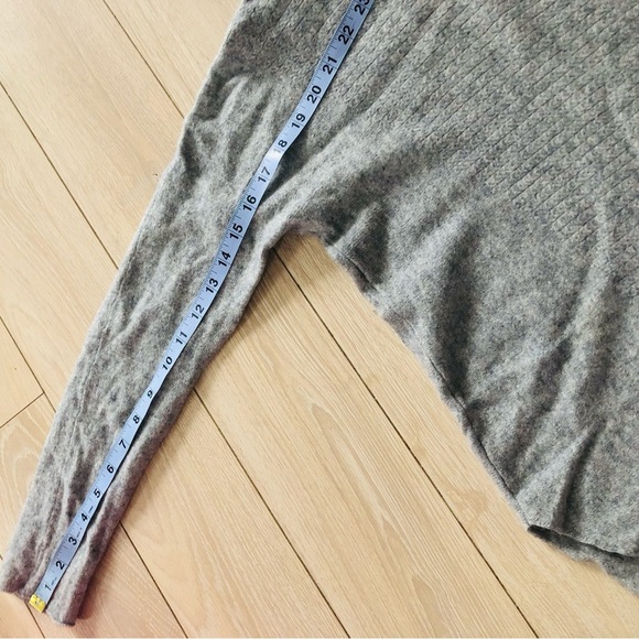 Ellen Tracy 100% Cashmere Turtleneck Textured Sweater in Light Grey Size L - Picture 10 of 11